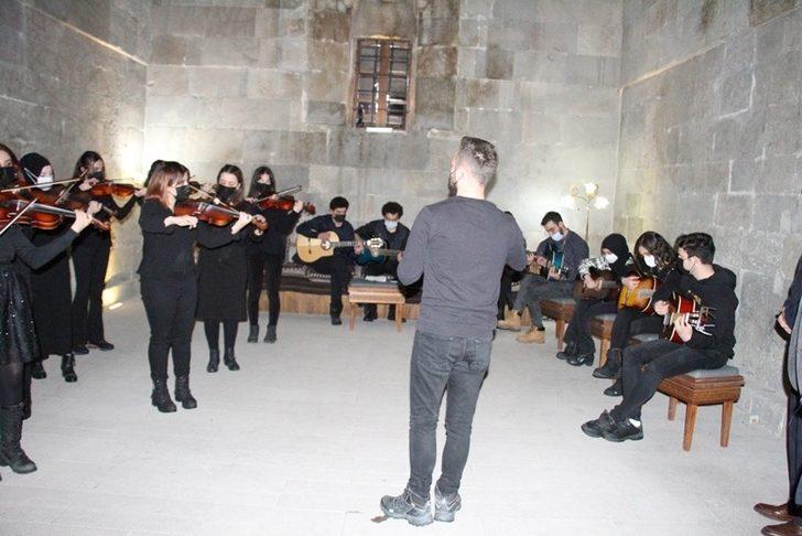 Çizgilerle İstiklal Marşı’nı resimlediler G4