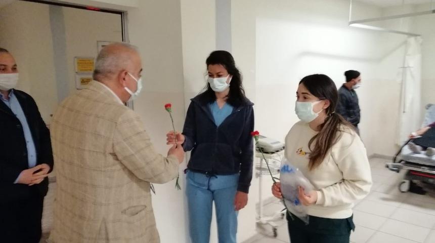 Başkan Bozkurt’tan sağlık çalışanlarına karanfil