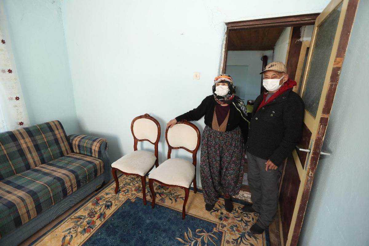 Yangından son anda kurtulan yaşlı &ccedil;ifte yardım eli