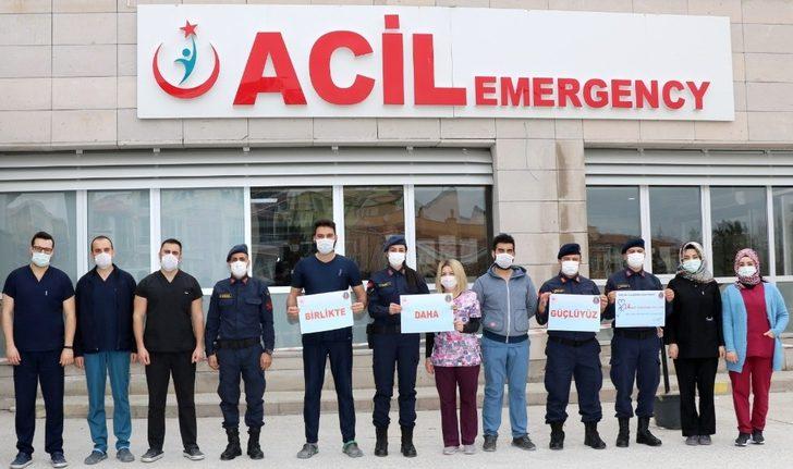 Kırşehir Jandarmadan sağlıkçılara çiçekli kutlama G1