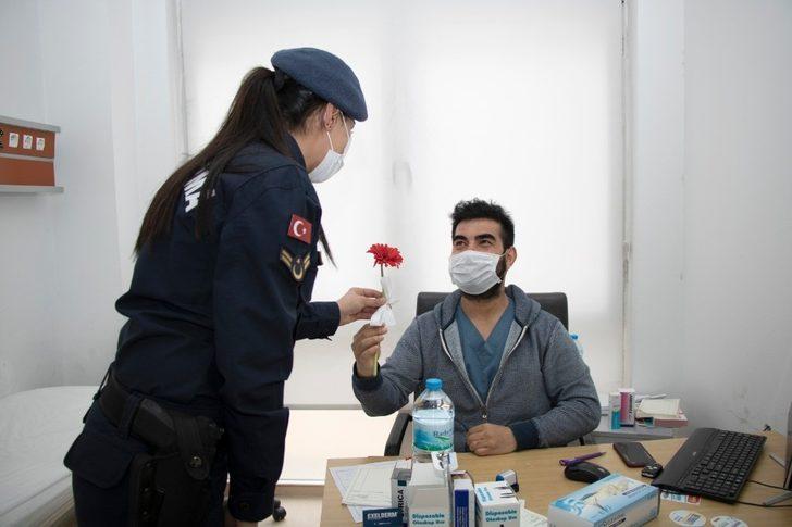 Kırşehir Jandarmadan sağlıkçılara çiçekli kutlama G3