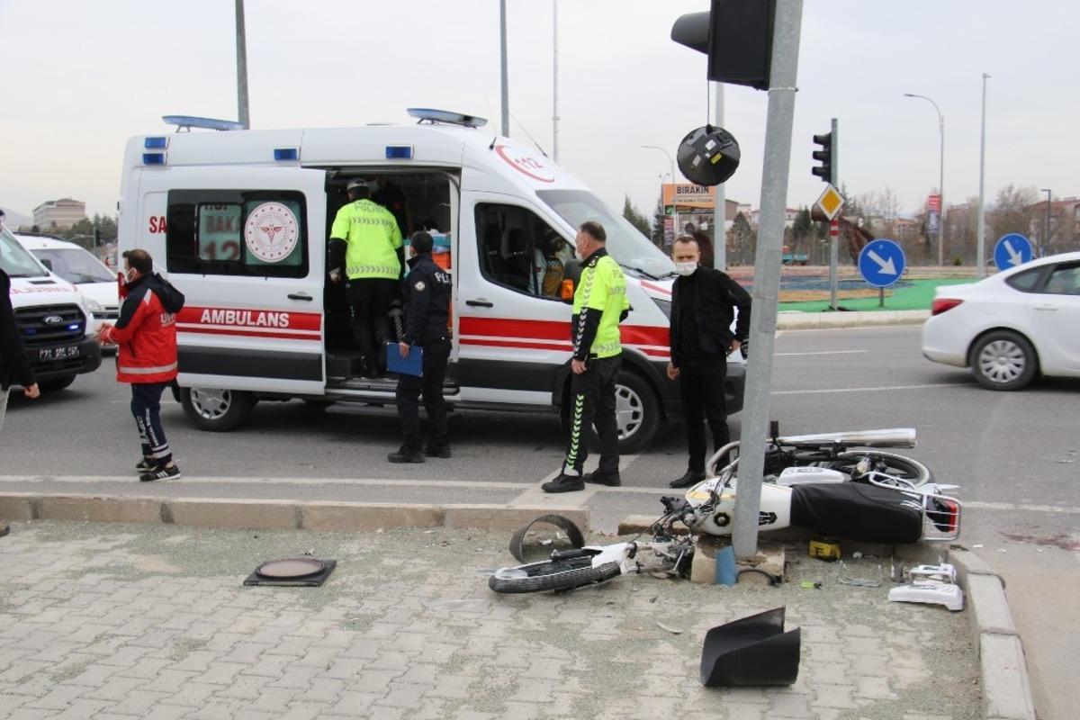 Motosiklet &ouml;nce kaldırıma sonra direğe &ccedil;arptı: 2 yaralı