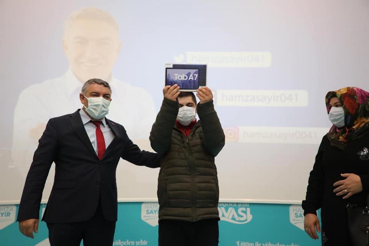 Engelli &ouml;ğrencilere tablet hediye edildi