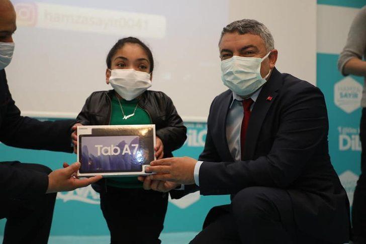 Engelli öğrencilere tablet hediye edildi G2
