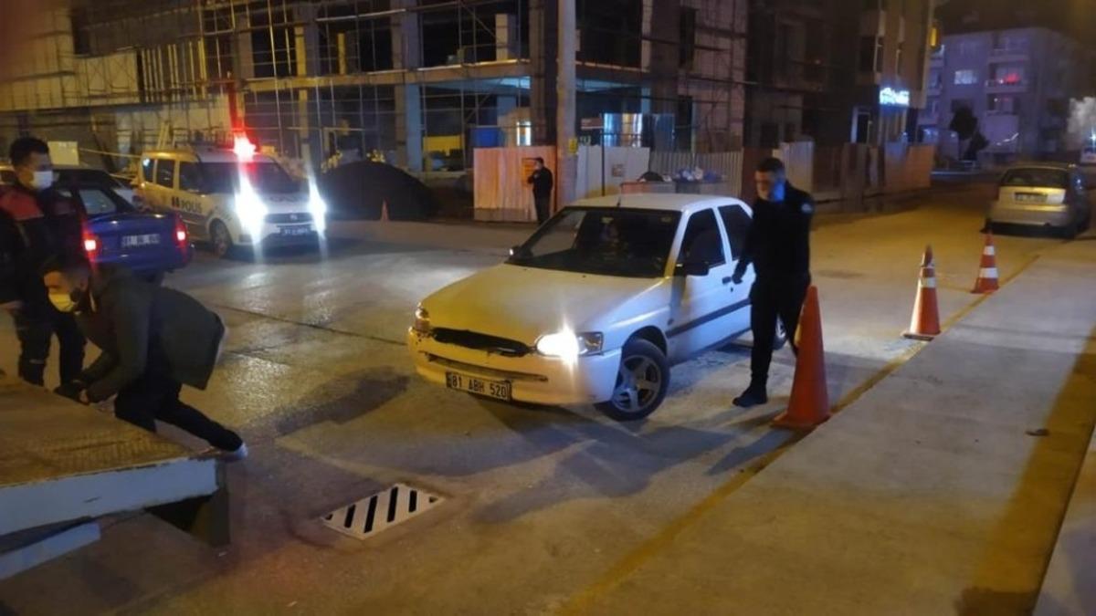 Kovalamacada yakalanan ara&ccedil;tan poşet poşet zehir &ccedil;ıktı