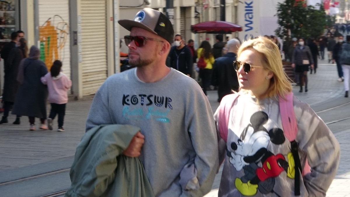 Taksim&rsquo;de turistler maske ve sosyal mesafe kuralını hi&ccedil;e saydı