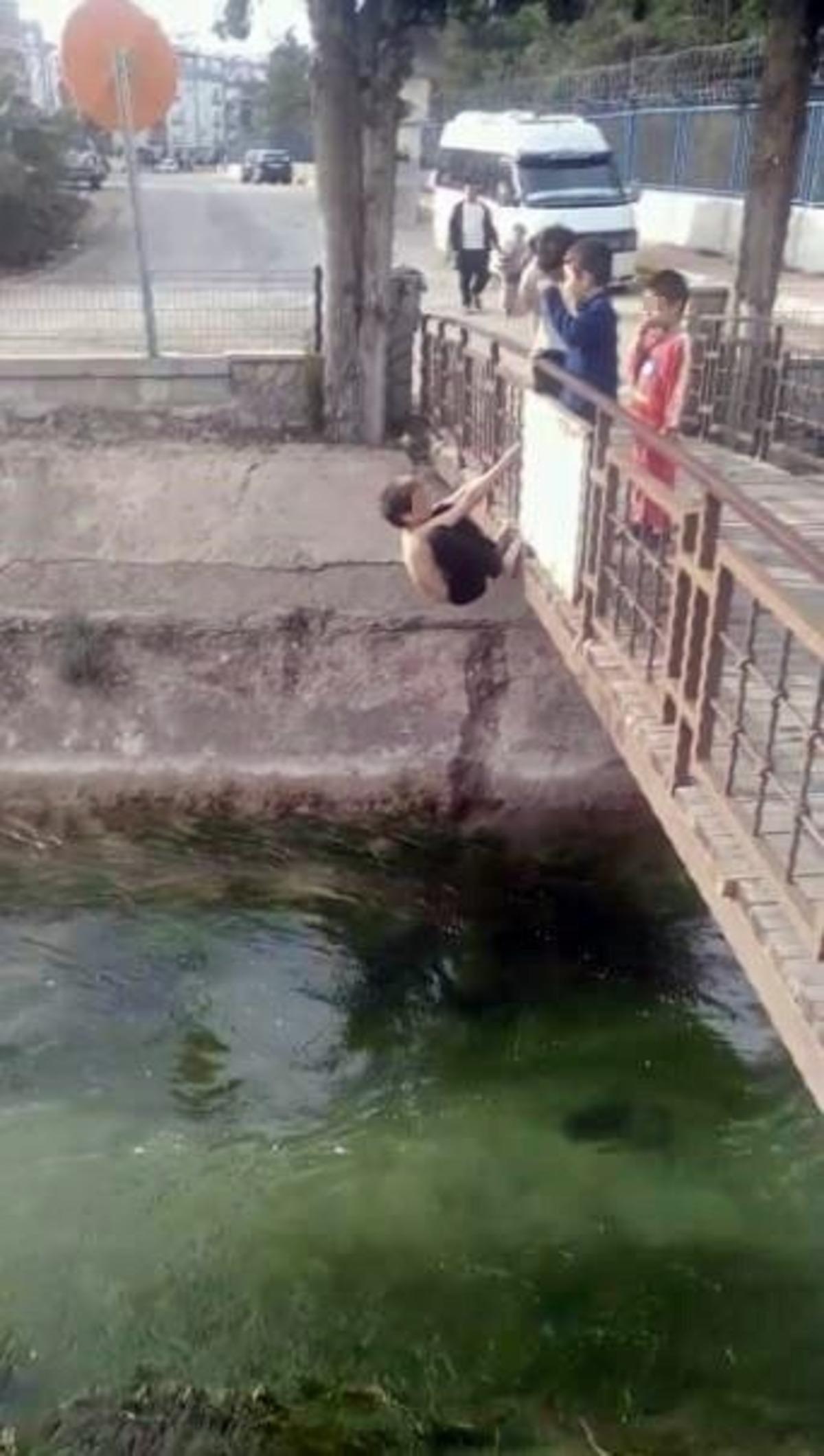 &Ccedil;ocuğun tehlikeli kanal eğlencesini hem kaydetti, hem de &lsquo;maşallah&rsquo; diyerek destekledi