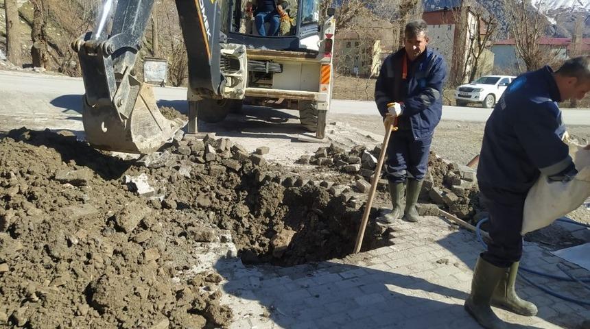 Hakkari Belediyesi su arıza ekibinin yoğun mesaisi