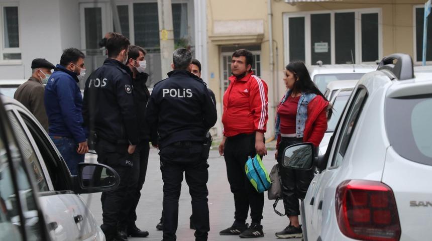 Sokakta "Yan gözle baktın" kavgası! Alkollü çift suç aletiyle yakalandı