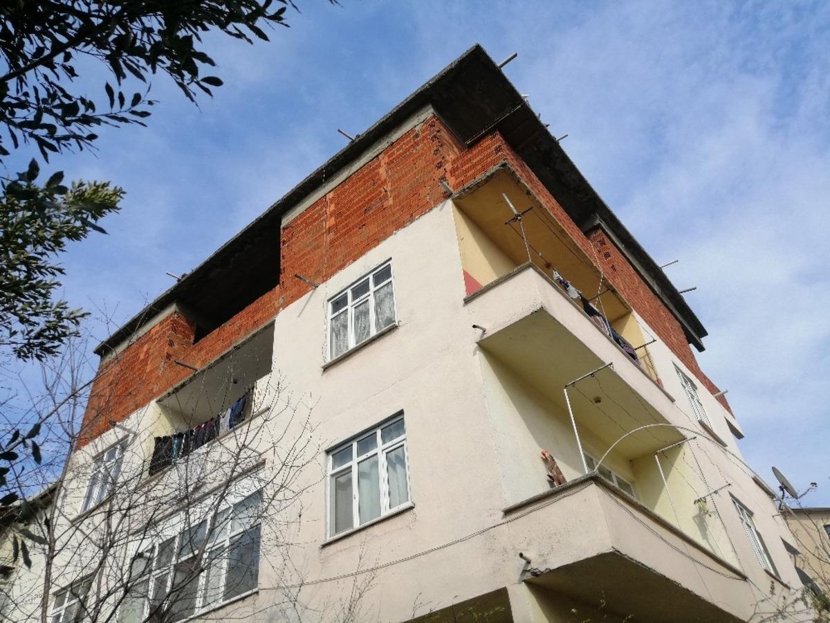 G&uuml;vercin beslemek i&ccedil;in &ccedil;ıktığı &ccedil;atıdan d&uuml;şen gen&ccedil; hayatını kaybetti