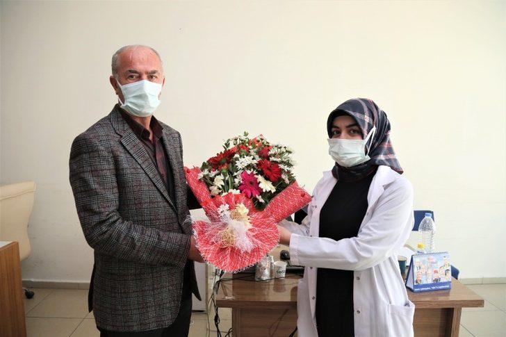 Başkan Akman’dan sağlık çalışanlarına çiçekli teşekkür G3