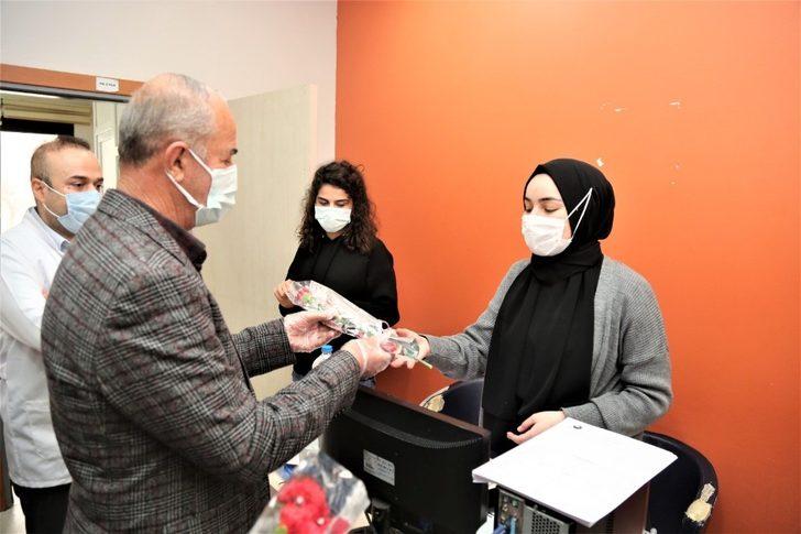 Başkan Akman’dan sağlık çalışanlarına çiçekli teşekkür G4