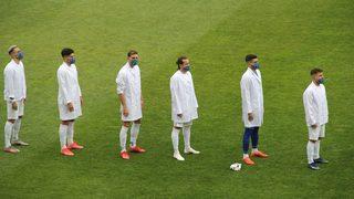 Menemenspor-Adanaspor müsabakasında futbolcular sahaya doktor kıyafetiyle çıktı