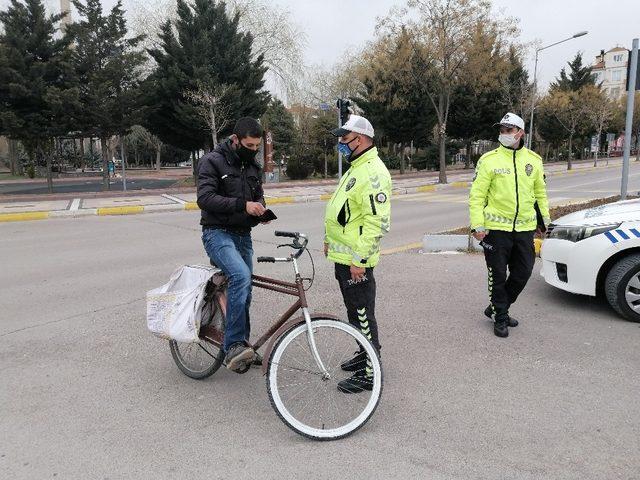 Ters şeride giren bisikletli: “Motorlu araç olmayınca ceza yemem bununla”