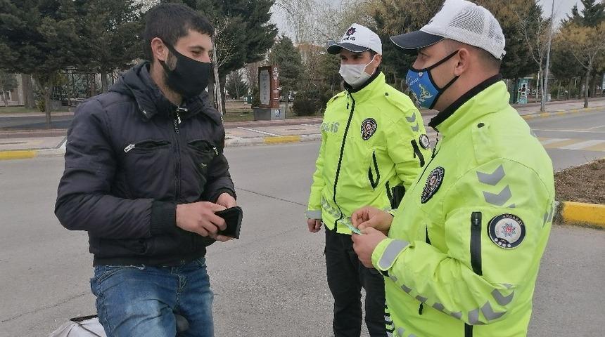 Ters şeride giren bisikletli: &ldquo;Motorlu ara&ccedil; olmayınca ceza yemem bununla&rdquo;