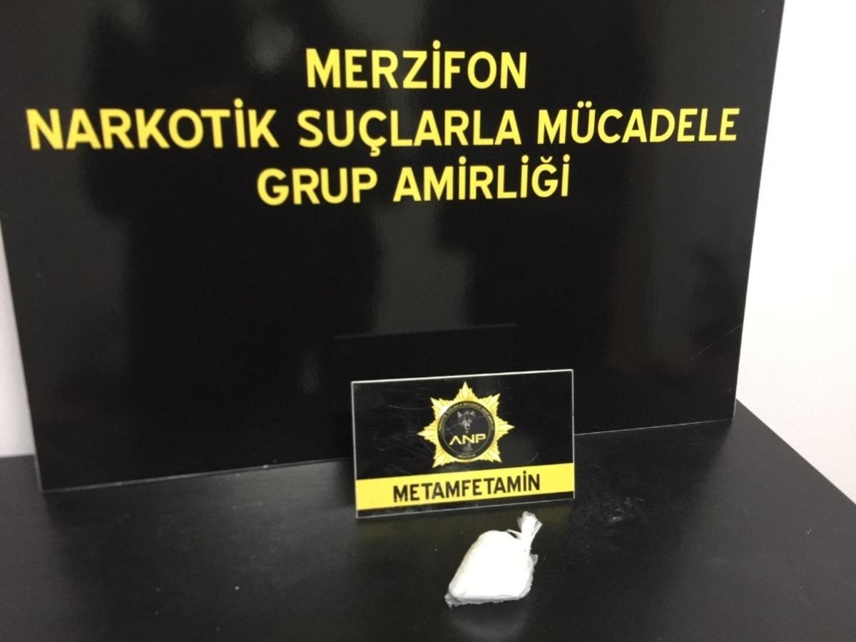 &Ccedil;orapların arasına sakladığı uyuşturucuyla insanları zehirleyecekti