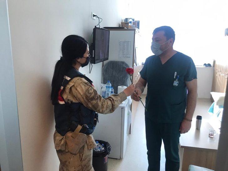 Jandarmadan sağlıkçılara çiçekli kutlama G1