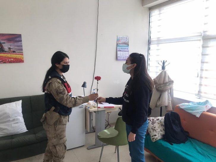 Jandarmadan sağlıkçılara çiçekli kutlama G2
