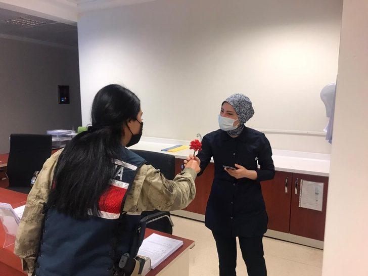 Jandarmadan sağlıkçılara çiçekli kutlama G3