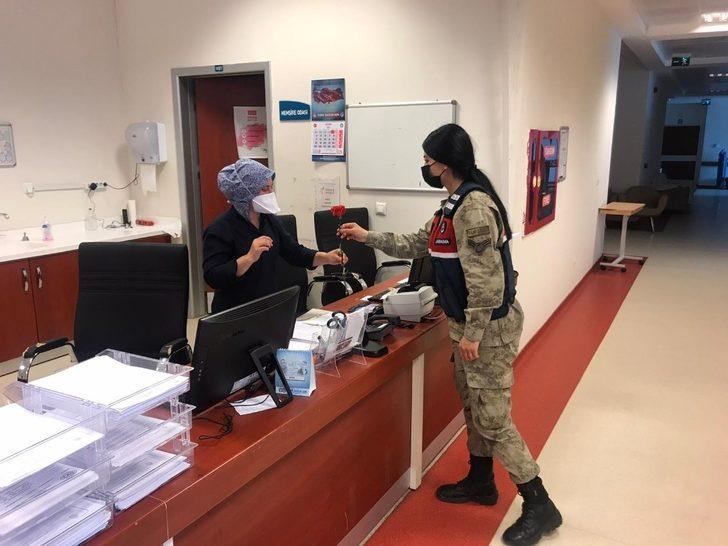 Jandarmadan sağlıkçılara çiçekli kutlama G4