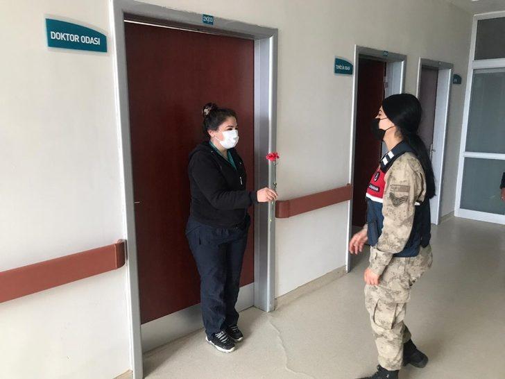 Jandarmadan sağlıkçılara çiçekli kutlama G5