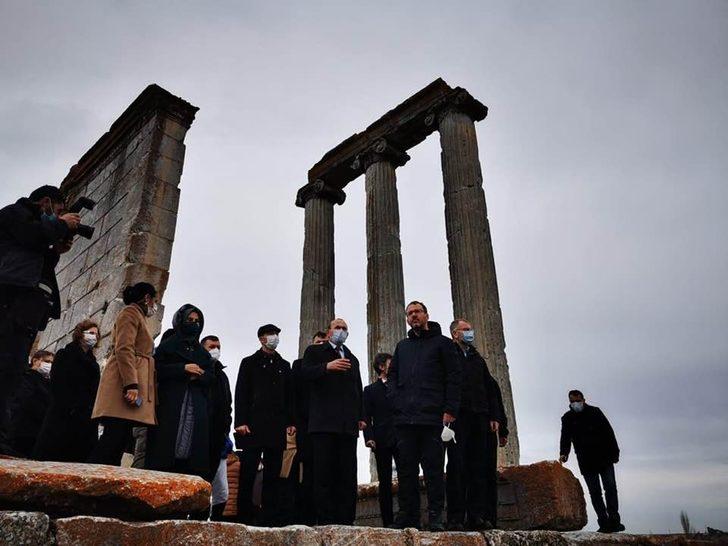 Bakan Kasapoğlu Aizanoi Antik Kenti’ni ziyaret etti G2