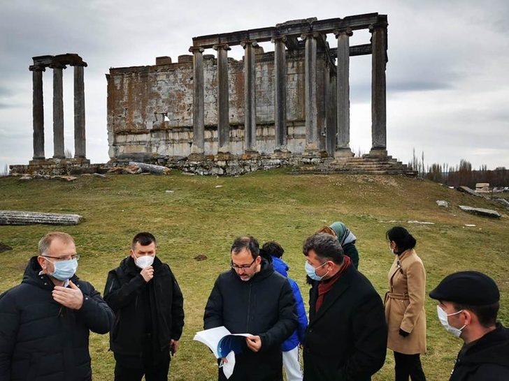 Bakan Kasapoğlu Aizanoi Antik Kenti’ni ziyaret etti G3