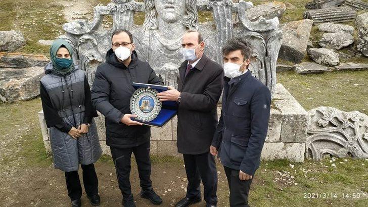 Bakan Kasapoğlu Aizanoi Antik Kenti’ni ziyaret etti G4