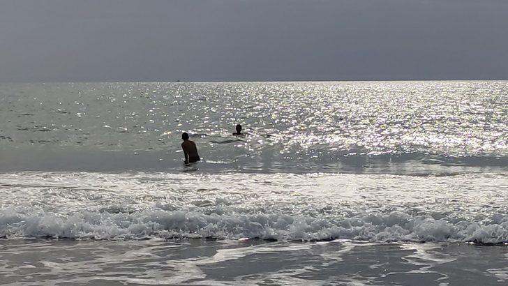 Soğuğa aldırmadan sahilde yüzdüler G2