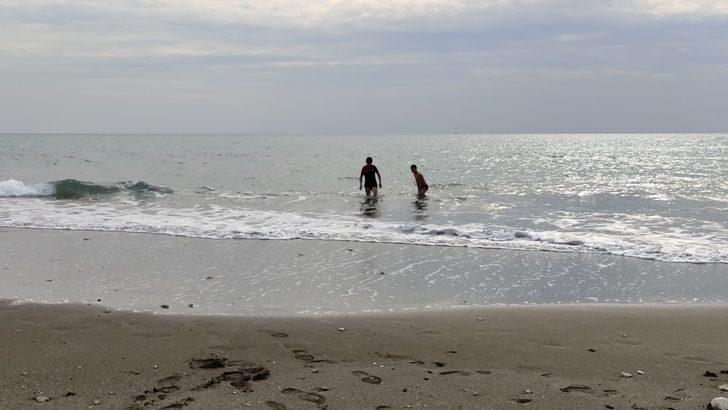 Soğuğa aldırmadan sahilde yüzdüler G3