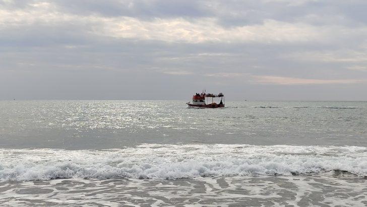 Soğuğa aldırmadan sahilde yüzdüler G4