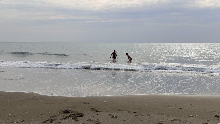 Soğuğa aldırmadan sahilde yüzdüler G5