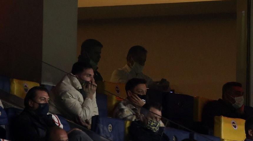Fenerbahçe'de sakatlığı bulunan Mesut Özil tribünde