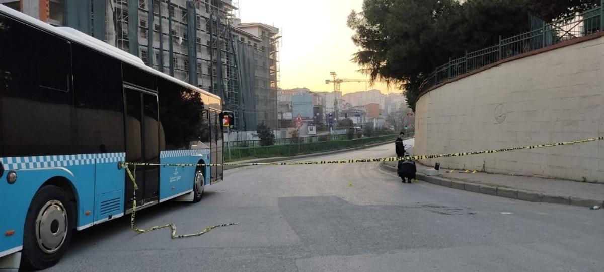 Kağıthane&rsquo;de iki gence kısıtlama g&uuml;n&uuml;nde silahlı saldırı