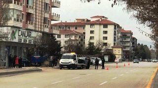 Duvara çarpıp devrilen otomobil kaldırımdaki yayaları ezdi