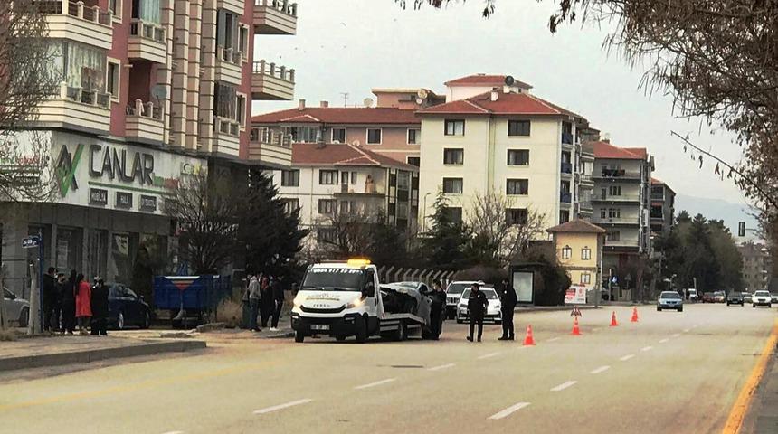 Duvara çarpıp devrilen otomobil kaldırımdaki yayaları ezdi