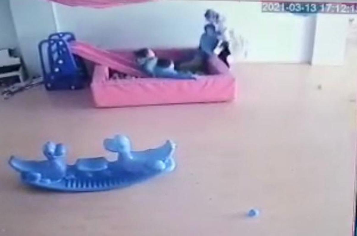 5 yaşındaki &ccedil;ocuk eğitim g&ouml;rd&uuml;ğ&uuml; kreşte &ouml;ğretmeni tarafından darp edildi