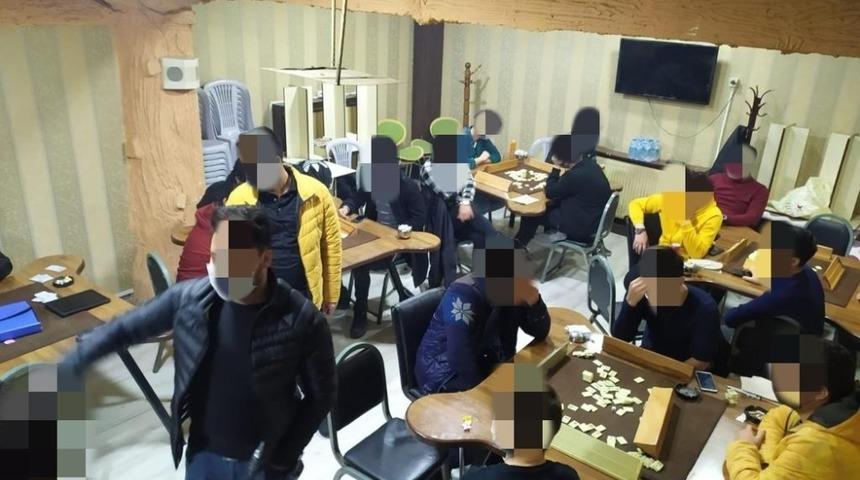 Covid-19 tedbirlerini hi&ccedil;e sayarak okey oynayan ve nargile i&ccedil;en 19 sahsa ceza yağdı
