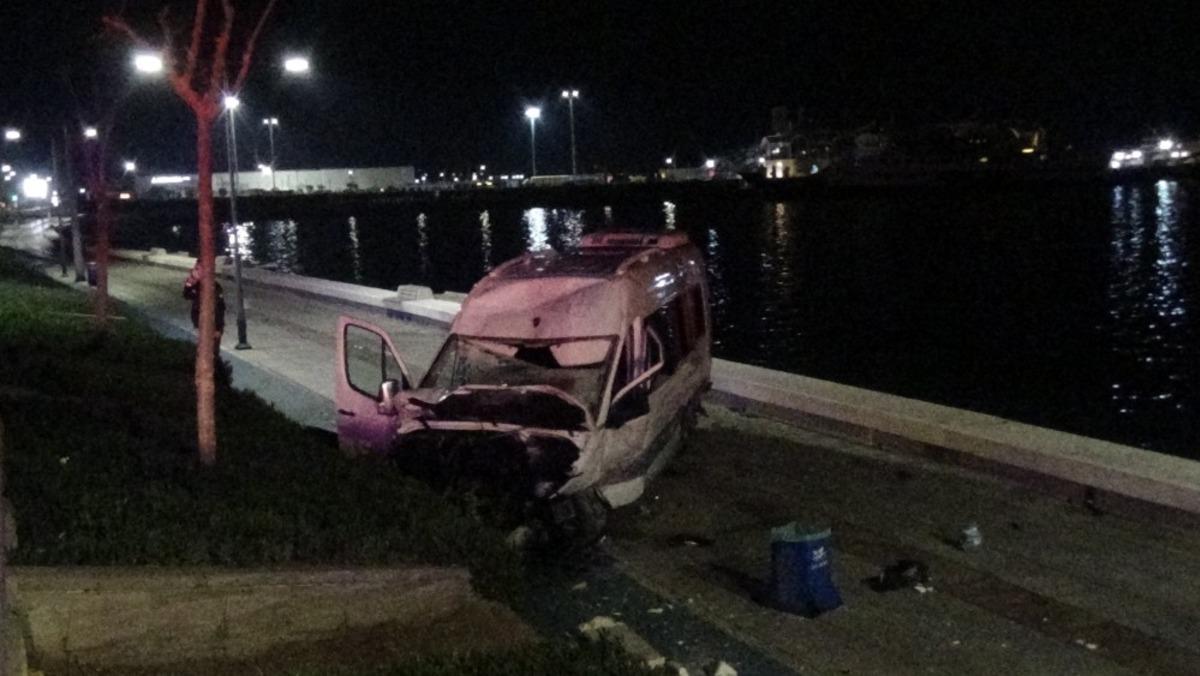 İzmir&rsquo;de servis minib&uuml;s&uuml; sahil bandına u&ccedil;tu: 2 ağır yaralı
