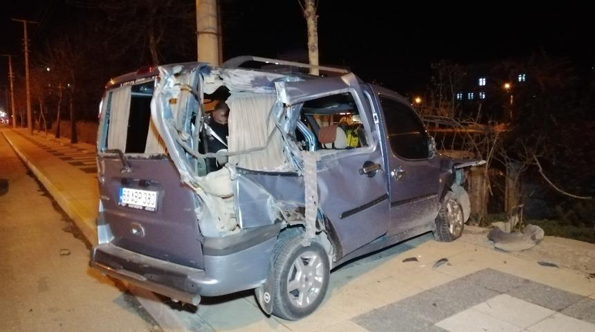 Alkollü sürücü önce kamyona sonra demir çitlere çarptı