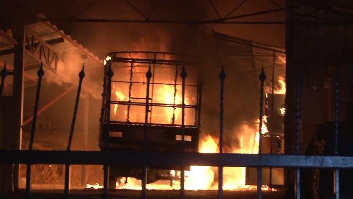 &Uuml;mraniye&rsquo;de yanan kamyonetin alevleri depoyu sardı