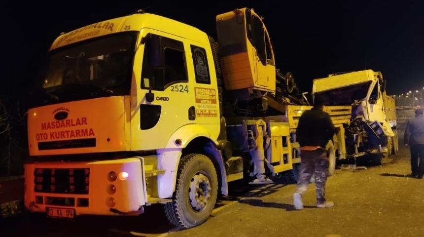 Hafriyat kamyonu park halindeki oto kurtarma aracına &ccedil;arptı: 1 yaralı