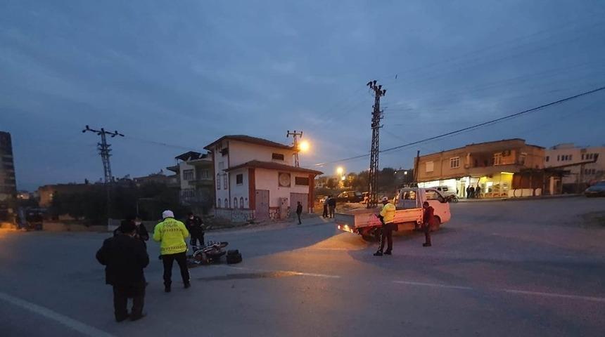 Kamyonetle &ccedil;arpışan motosiklet s&uuml;r&uuml;c&uuml;s&uuml; yaralandı