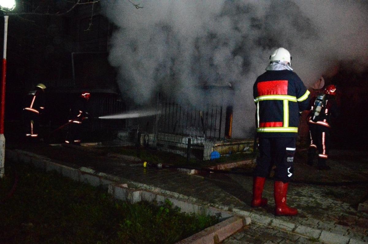 Eşine kızdı evi yaktı