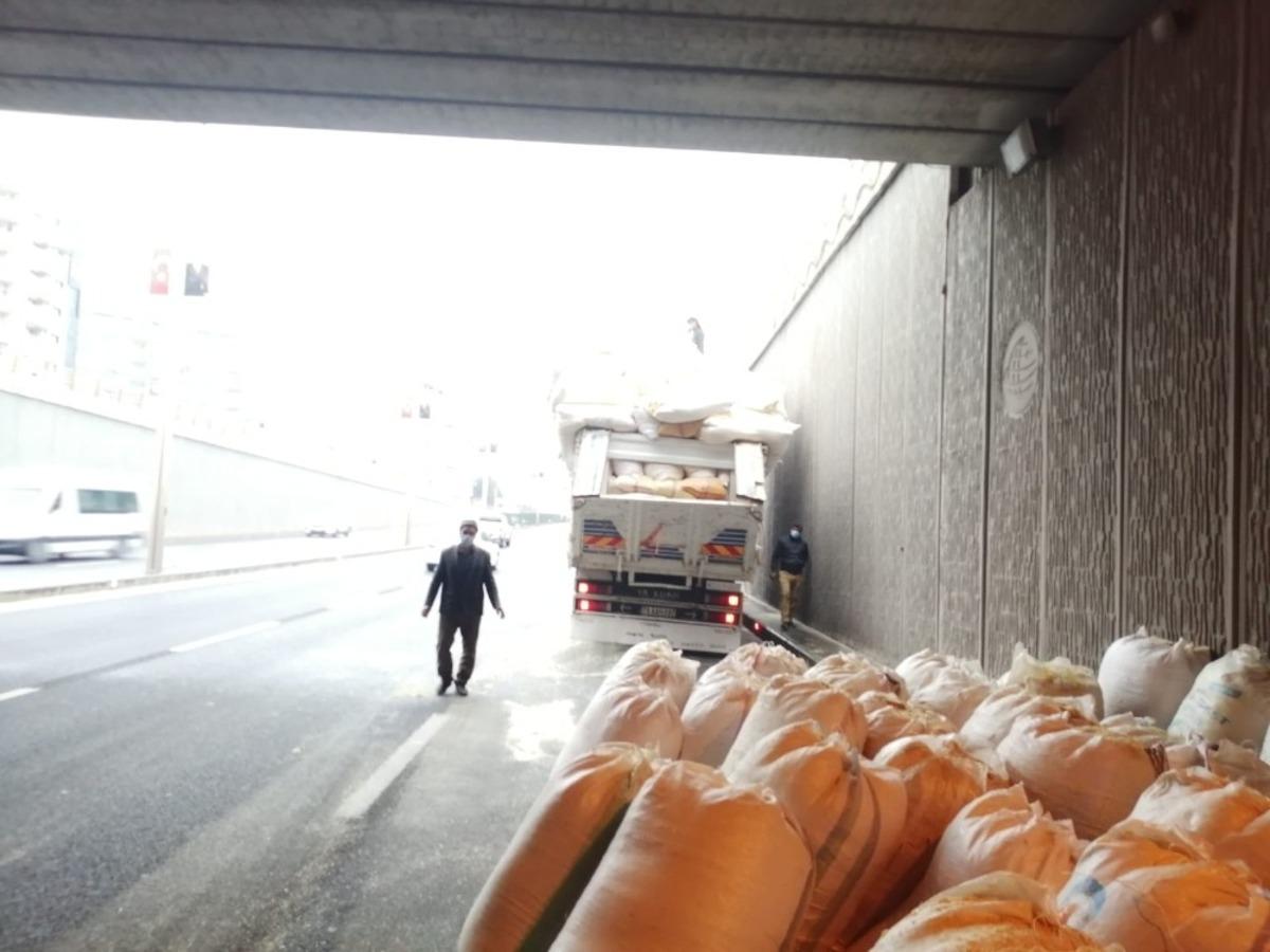Kazaya davetiye &ccedil;ıkarıp limitinden fazla saman y&uuml;kledi, alt ge&ccedil;ide takıldı