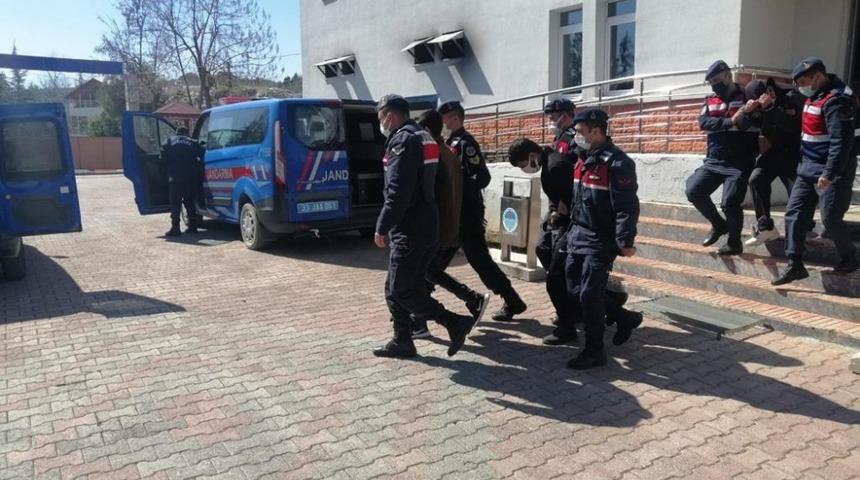 3 hırsız, 320 saatlik g&uuml;venlik kamarası izlenerek tespit edildi