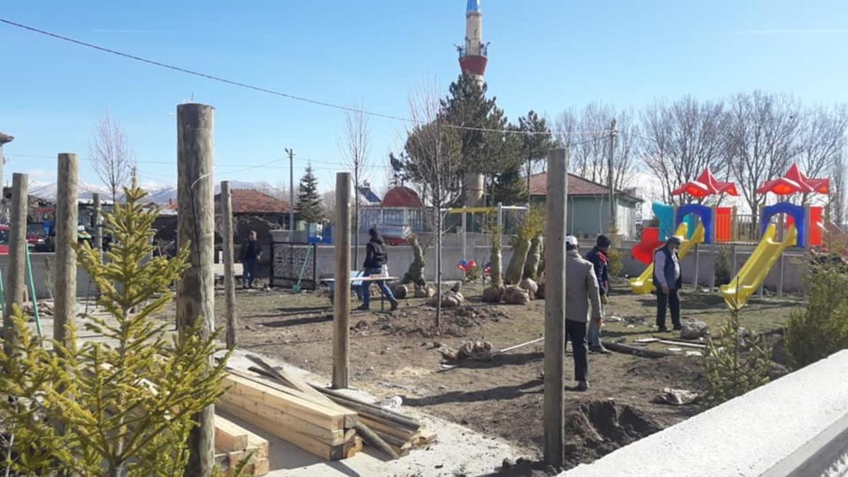 &Ccedil;ocuk parkına ağa&ccedil; dikimi