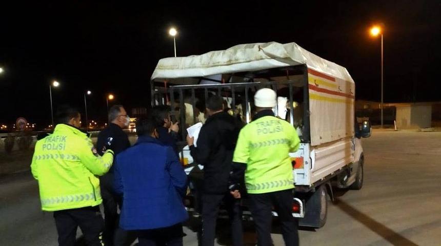 Polisin &lsquo;dur&rsquo; ikazına uymayan ara&ccedil;tan n&acirc;kile uygun olmayan b&uuml;y&uuml;kbaş hayvanlar &ccedil;ıktı