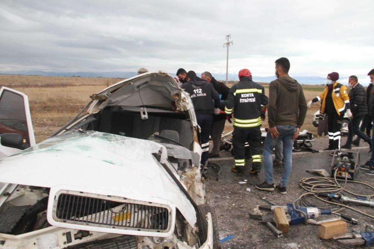 İş&ccedil;i servisi ile otomobil &ccedil;arpıştı: 2 yaralı