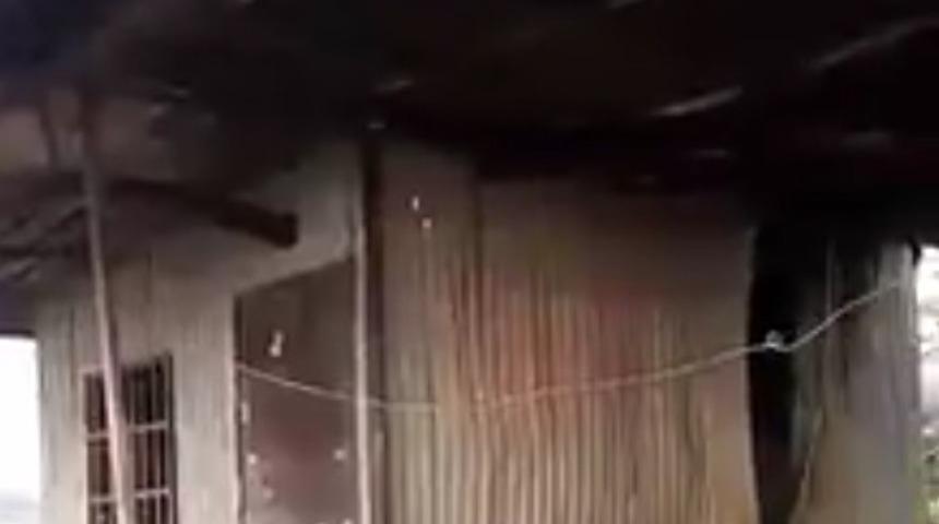 Yanan ev kullanılamaz hale geldi